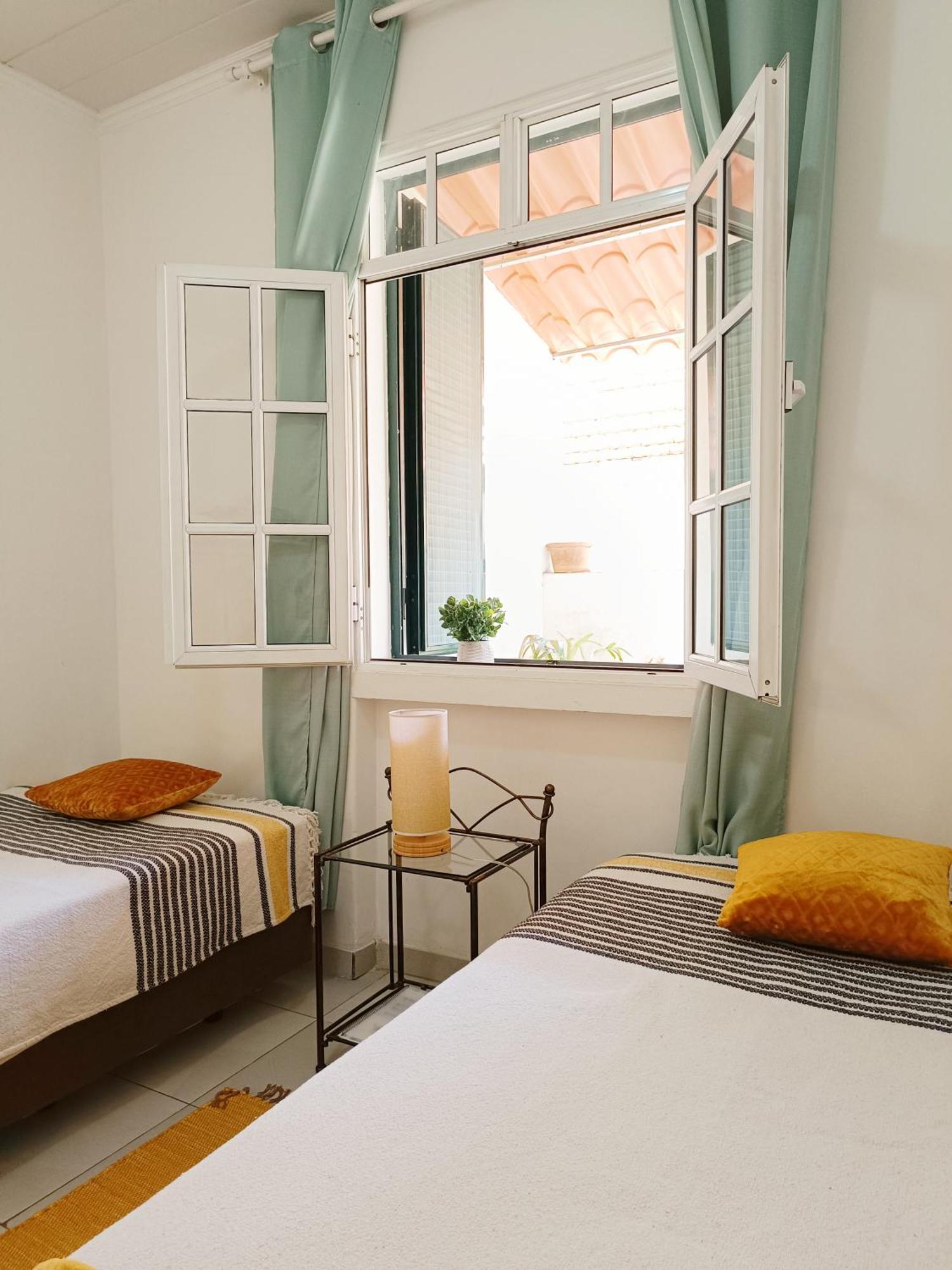 Home & Flower - Private Bedrooms Funchal Bilik gambar